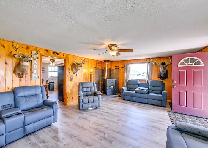 Holiday home Hunt, Fish & Hike: W/ Deck In *