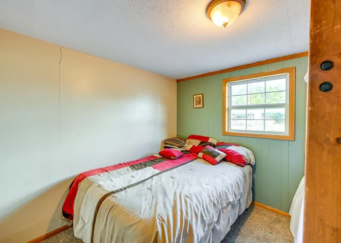 Holiday home Hunt, Fish & Hike: W/ Deck In *